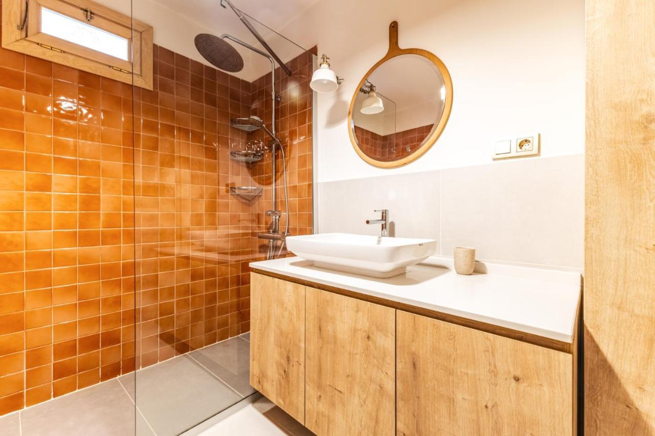 Flat W Balcony 1 Min To Bagdat Avenue In Kadikoy Daire *