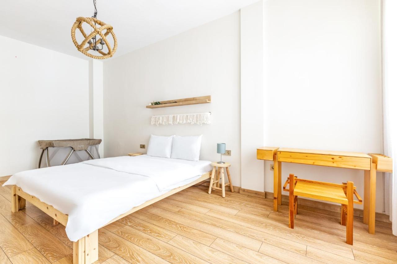 Flat W Balcony 1 Min To Bagdat Avenue In Kadikoy Daire